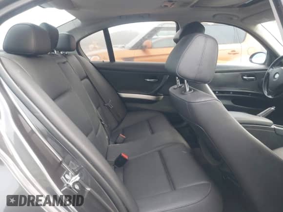 2007 BMW 3 Series 328i z VIN WBAVC53507FZ74485, wystawiony jako IAAI lot #43292107 z przebiegiem 176 945 mil mil oraz . Historia ofert i sprzedaży dostępna na DreamBid. Obrazek 8.