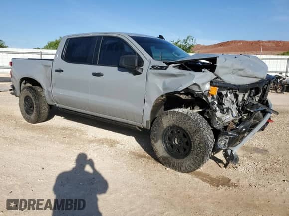 2024 Chevrolet Silverado 1500 Custom Trail Boss z VIN 3GCUDCE87RG219052, wystawiony jako Copart lot #56538995 z przebiegiem 22 030 mil mil oraz Szkoda całkowita • Salvage title. Historia ofert i sprzedaży dostępna na DreamBid. Obrazek 4.