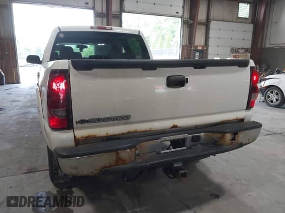 2007 Chevrolet Silverado 1500HD LS z VIN 1GCGK13U97F102188, wystawiony jako IAAI lot #42447177 z przebiegiem 260 613 mil mil oraz . Historia ofert i sprzedaży dostępna na DreamBid. Obrazek 19.