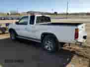 1997 Nissan Frontier XE z VIN 1N6SD16Y2VC300027, wystawiony jako Copart lot #52236665 z przebiegiem 175 501 mil mil oraz Czysty tytuł • Clean title. Historia ofert i sprzedaży dostępna na DreamBid. Obrazek 2.