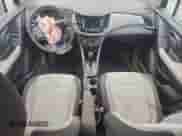 2021 Chevrolet Trax LS с VIN KL7CJNSB1MB330081, выставлен на аукционе Copart как лот 71111355 с пробегом Не указан миль и Чистый • Clean title. История ставок и продаж доступна на DreamBid. Изображение 8.