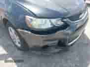 2017 Chevrolet Sonic LS z VIN 1G1JB5SH0H4134048, wystawiony jako IAAI lot #42067063 z przebiegiem 58 436 mil mil oraz . Historia ofert i sprzedaży dostępna na DreamBid. Obrazek 6.