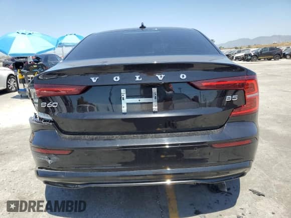 2024 Volvo S60 Plus Dark Theme z VIN 7JRL12FL0RG325468, wystawiony jako Copart lot #57185295 z przebiegiem 32 862 mil mil oraz Szkoda całkowita • Salvage title. Historia ofert i sprzedaży dostępna na DreamBid. Obrazek 6.