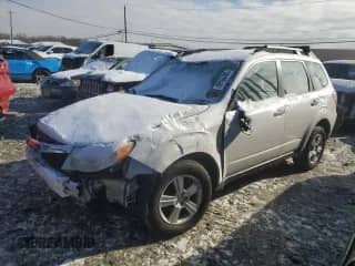 2012 Subaru Forester X z VIN JF2SHABC6CG408885, wystawiony jako Copart lot #89165405 z przebiegiem 198 659 mil mil oraz Szkoda całkowita • Salvage title. Historia ofert i sprzedaży dostępna na DreamBid. Obrazek 1.