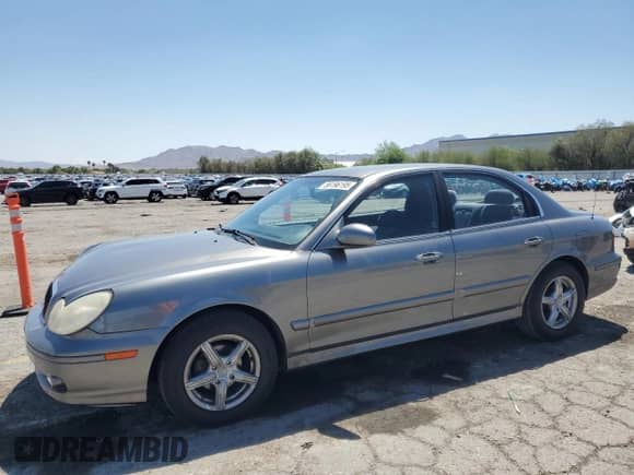 2002 Hyundai Sonata z VIN KMHWF25S72A624112, wystawiony jako Copart lot #56196195 z przebiegiem 54 206 mil mil oraz Szkoda całkowita • Salvage title. Historia ofert i sprzedaży dostępna na DreamBid. Obrazek 1.