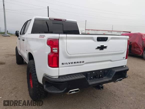 2024 Chevrolet Silverado 1500 LT Trail Boss z VIN 3GCUDFE81RG231196, wystawiony jako IAAI lot #41242013 z przebiegiem 14 747 mil mil oraz . Historia ofert i sprzedaży dostępna na DreamBid. Obrazek 3.