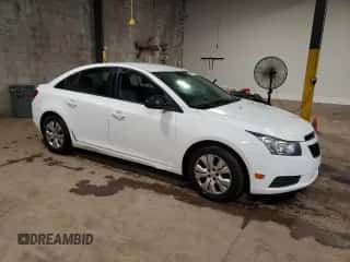 2014 Chevrolet Cruze LS z VIN 1G1PA5SG9E7393247, wystawiony jako Copart lot #82125765 z przebiegiem 84 302 mil mil oraz Czysty tytuł • Clean title. Historia ofert i sprzedaży dostępna na DreamBid. Obrazek 4.