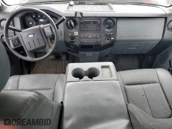 2013 Ford F-250 XL z VIN 1FT7X2A66DEB52530, wystawiony jako Copart lot #59683575 z przebiegiem 154 723 mil mil oraz Czysty tytuł • Clean title. Historia ofert i sprzedaży dostępna na DreamBid. Obrazek 8.