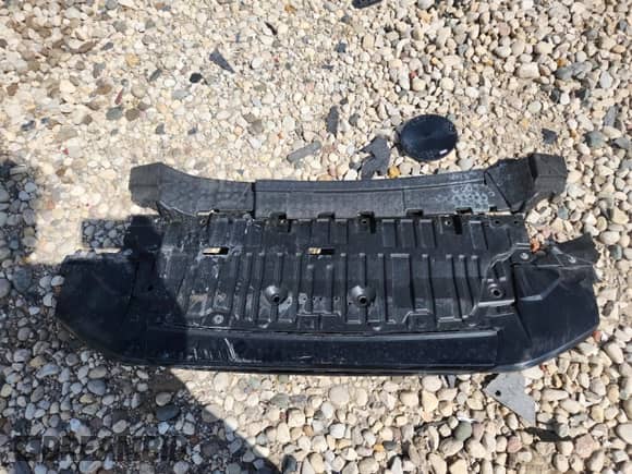 2019 Jeep Grand Cherokee Overland z VIN 1C4RJFCT3KC655672, wystawiony jako Copart lot #70693685 z przebiegiem 63 219 mil mil oraz Szkoda całkowita • Salvage title. Historia ofert i sprzedaży dostępna na DreamBid. Obrazek 13.