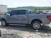 2024 Ford F-150 Lariat z VIN 1FTFW5L57RFB58262, wystawiony jako IAAI lot #42255702 z przebiegiem 4 763 mil mil oraz . Historia ofert i sprzedaży dostępna na DreamBid. Obrazek 14.