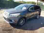 2017 Ford Escape SE z VIN 1FMCU9G92HUB72735, wystawiony jako IAAI lot #43287650 z przebiegiem 108 827 mil mil oraz . Historia ofert i sprzedaży dostępna na DreamBid. Obrazek 17.