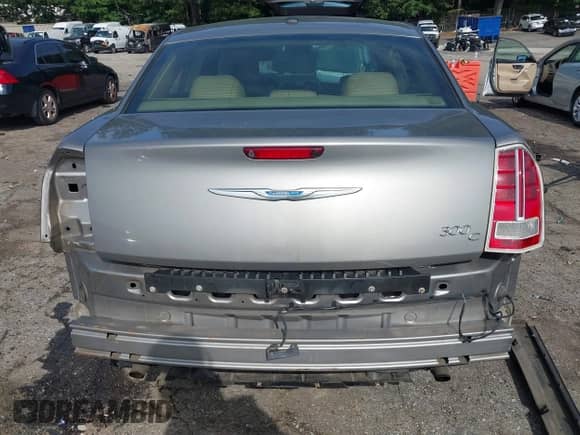 2014 Chrysler 300 C z VIN 2C3CCAEG6EH220900, wystawiony jako IAAI lot #43080522 z przebiegiem 153 817 mil mil oraz . Historia ofert i sprzedaży dostępna na DreamBid. Obrazek 17.