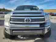 2016 Toyota Tundra 1794 Edition z VIN 5TFAW5F15GX525119, wystawiony jako Copart lot #81858065 z przebiegiem 55 097 mil mil oraz Szkoda całkowita • Salvage title. Historia ofert i sprzedaży dostępna na DreamBid. Obrazek 5.