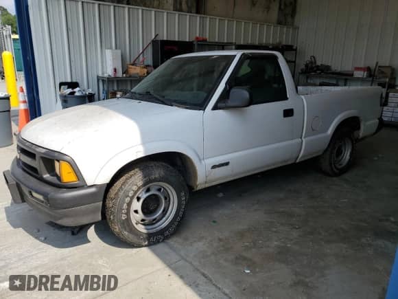 1996 Chevrolet S-10 with VIN 1GCCS1442TK131224, listed as a Copart auction lot 62738005 with 116,671 mi miles and Salvage title. Bid and sale history available at DreamBid. Image 1.