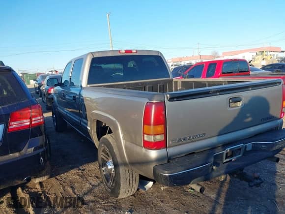 2001 Chevrolet Silverado 1500HD LS с VIN 1GCGC13U71F149241, выставлен на аукционе IAAI как лот 41453794 с пробегом 281 382 миль миль и . История ставок и продаж доступна на DreamBid. Изображение 3.