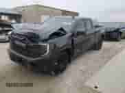 2023 GMC Sierra 1500 Elevation z VIN 1GTRUJEKXPZ274047, wystawiony jako Copart lot #82797054 z przebiegiem 22 756 mil mil oraz Szkoda całkowita • Salvage title. Historia ofert i sprzedaży dostępna na DreamBid. Obrazek 1.