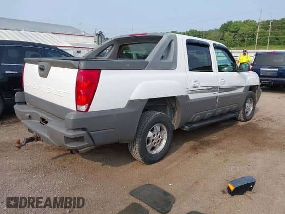 2002 Chevrolet Avalanche with VIN 3GNEC13T52G360542, listed as a IAAI auction lot 42469896 with 152,812 mi miles and . Bid and sale history available at DreamBid. Image 4.