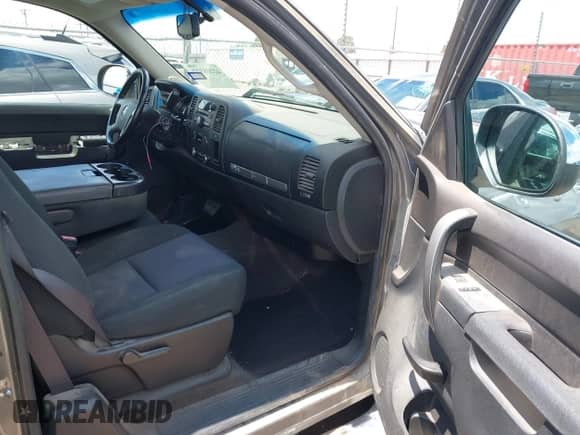 2013 GMC Sierra 1500 SLE z VIN 1GTR1VE09DZ104241, wystawiony jako IAAI lot #42205327 z przebiegiem 109 722 mil mil oraz . Historia ofert i sprzedaży dostępna na DreamBid. Obrazek 5.