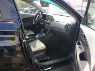 2021 Hyundai Kona SE z VIN KM8K12AAXMU626626, wystawiony jako IAAI lot #43365822 z przebiegiem 65 205 mil mil oraz . Historia ofert i sprzedaży dostępna na DreamBid. Obrazek 5.