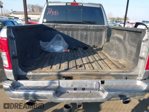 2020 Ram 1500 Big Horn z VIN 1C6RREFT9LN226953, wystawiony jako IAAI lot #41433603 z przebiegiem 130 350 mil mil oraz . Historia ofert i sprzedaży dostępna na DreamBid. Obrazek 21.