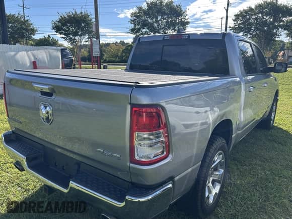 2019 Ram 1500 Big Horn z VIN 1C6SRFFT8KN668838, wystawiony jako IAAI lot #43370126 z przebiegiem 186 629 mil mil oraz . Historia ofert i sprzedaży dostępna na DreamBid. Obrazek 4.