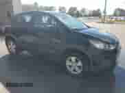 2017 Chevrolet Trax LS z VIN 3GNCJNSB4HL278041, wystawiony jako Copart lot #71124045 z przebiegiem 133 318 mil mil oraz Czysty tytuł • Clean title. Historia ofert i sprzedaży dostępna na DreamBid. Obrazek 4.