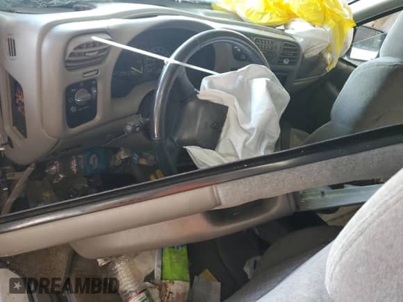 1999 Chevrolet Blazer LT z VIN 1GNDT13W4X2225140, wystawiony jako Copart lot #64834825 z przebiegiem Nie podano mil oraz Nie do naprawy • Non repairable. Historia ofert i sprzedaży dostępna na DreamBid. Obrazek 8.