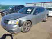 2013 Dodge Avenger SE z VIN 1C3CDZAB0DN638090, wystawiony jako IAAI lot #43345648 z przebiegiem 147 731 mil mil oraz . Historia ofert i sprzedaży dostępna na DreamBid. Obrazek 2.