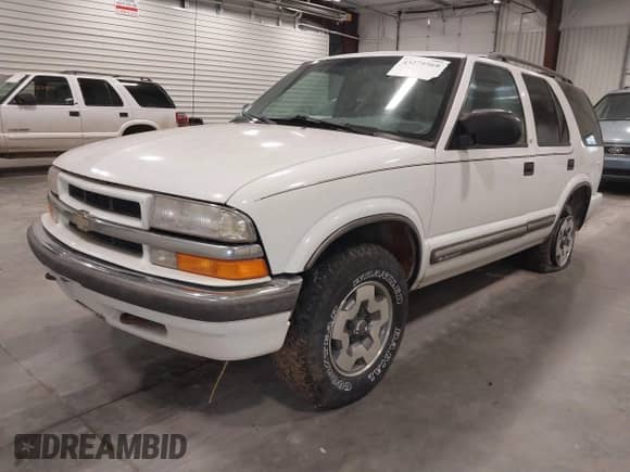 2000 Chevrolet Blazer LS z VIN 1GNDT13WXY2262940, wystawiony jako IAAI lot #43275569 z przebiegiem 242 273 mil mil oraz . Historia ofert i sprzedaży dostępna na DreamBid. Obrazek 2.