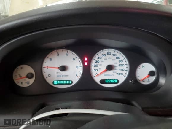 2000 Dodge Intrepid z VIN 2B3HD46R0YH259939, wystawiony jako Copart lot #70315235 z przebiegiem 122 820 mil mil oraz Czysty tytuł • Clean title. Historia ofert i sprzedaży dostępna na DreamBid. Obrazek 9.