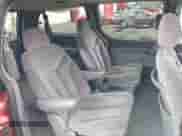 2000 Dodge Caravan ES z VIN 1B4GP74L5YB705834, wystawiony jako IAAI lot #42253072 z przebiegiem 137 869 mil mil oraz . Historia ofert i sprzedaży dostępna na DreamBid. Obrazek 8.