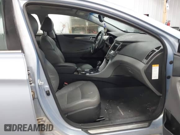 2014 Hyundai Sonata z VIN KMHEC4A41EA106072, wystawiony jako IAAI lot #43114380 z przebiegiem 153 462 mil mil oraz . Historia ofert i sprzedaży dostępna na DreamBid. Obrazek 5.