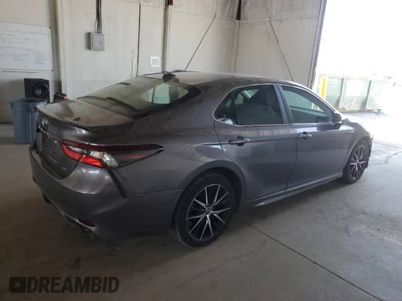 2023 Toyota Camry SE z VIN 4T1G11AK7PU720539, wystawiony jako Copart lot #68942365 z przebiegiem 58 576 mil mil oraz Szkoda całkowita • Salvage title. Historia ofert i sprzedaży dostępna na DreamBid. Obrazek 3.