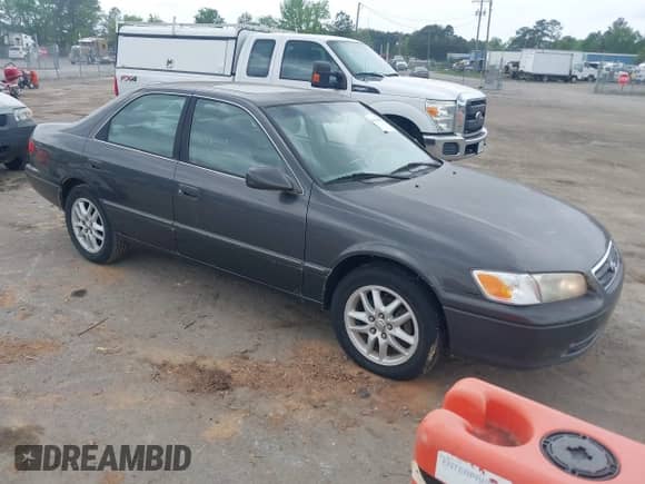 2001 Toyota Camry LE z VIN 4T1BF28K61U972295, wystawiony jako IAAI lot #42134088 z przebiegiem 90 906 mil mil oraz . Historia ofert i sprzedaży dostępna na DreamBid. Obrazek 1.