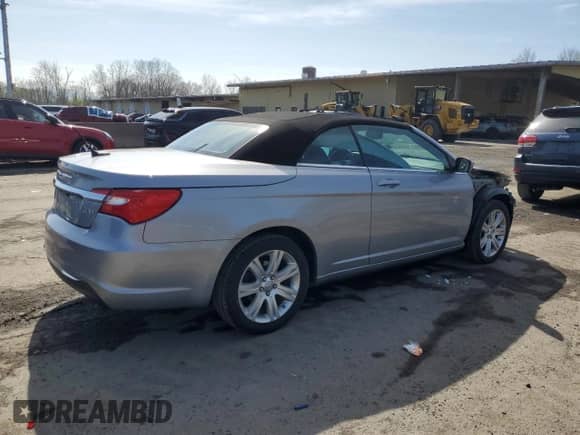 2014 Chrysler 200 Touring z VIN 1C3BCBEG1EN112029, wystawiony jako Copart lot #52718215 z przebiegiem 52 922 mil mil oraz Szkoda całkowita • Salvage title. Historia ofert i sprzedaży dostępna na DreamBid. Obrazek 3.