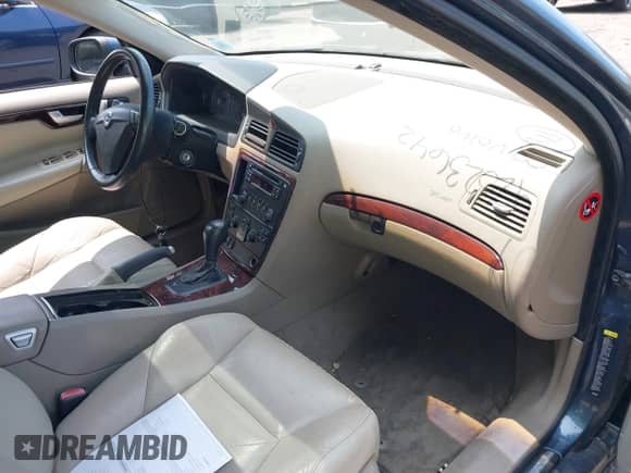 2009 Volvo S60 2.5T with VIN YV1RS592692736309, listed as a IAAI auction lot 42323642 with 121,141 mi miles and . Bid and sale history available at DreamBid. Image 5.