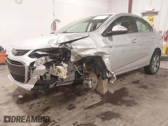 2018 Chevrolet Sonic Premier z VIN 1G1JF5SB6J4136215, wystawiony jako IAAI lot #43298299 z przebiegiem 114 910 mil mil oraz . Historia ofert i sprzedaży dostępna na DreamBid. Obrazek 2.