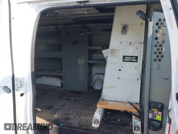 2007 Ford Econoline Cargo z VIN 1FTSE34L47DA57451, wystawiony jako IAAI lot #42383308 z przebiegiem 182 674 mil mil oraz . Historia ofert i sprzedaży dostępna na DreamBid. Obrazek 8.