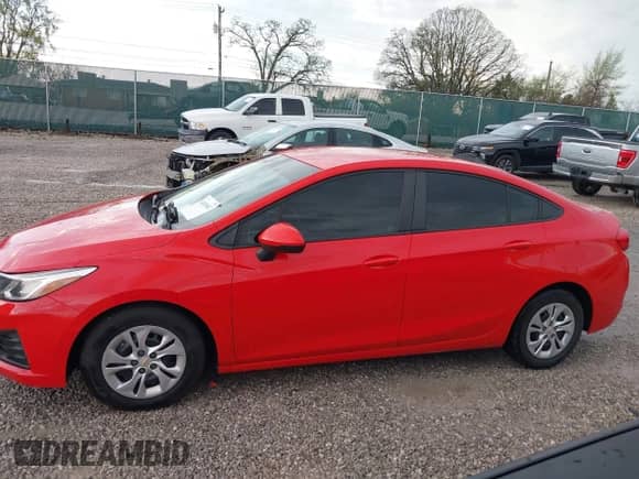 2019 Chevrolet Cruze z VIN 1G1BJ5SM6K7102909, wystawiony jako IAAI lot #41893967 z przebiegiem 53 633 mil mil oraz . Historia ofert i sprzedaży dostępna na DreamBid. Obrazek 14.