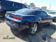 2010 Chevrolet Camaro 2LT z VIN 2G1FC1EV7A9123063, wystawiony jako IAAI lot #43302490 z przebiegiem 176 239 mil mil oraz . Historia ofert i sprzedaży dostępna na DreamBid. Obrazek 4.