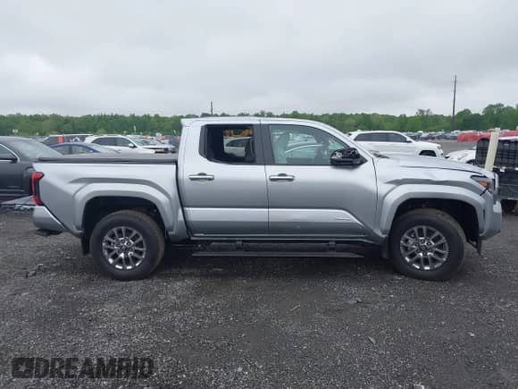 2024 Toyota Tacoma SR5 z VIN 3TMLB5JN3RM061237, wystawiony jako IAAI lot #42166090 z przebiegiem 178 mil mil oraz . Historia ofert i sprzedaży dostępna na DreamBid. Obrazek 14.