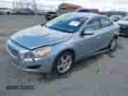 2013 Volvo S60 T5 с VIN YV1612FH8D2176864, выставлен на аукционе IAAI как лот 41876937 с пробегом 208 435 миль миль и . История ставок и продаж доступна на DreamBid. Изображение 17.