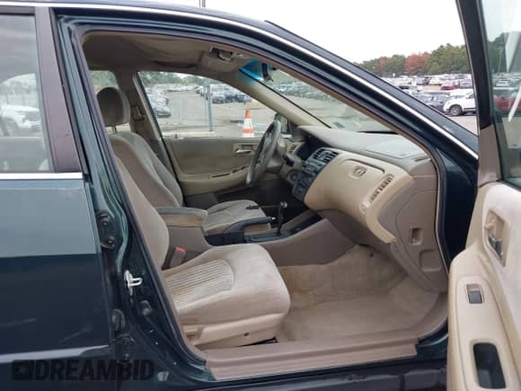 1998 Honda Accord LX z VIN 1HGCG1649WA044656, wystawiony jako IAAI lot #43286480 z przebiegiem 93 897 mil mil oraz . Historia ofert i sprzedaży dostępna na DreamBid. Obrazek 5.