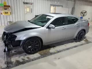2013 Dodge Avenger SXT z VIN 1C3CDZCG6DN725646, wystawiony jako Copart lot #85717415 z przebiegiem 132 084 mil mil oraz Szkoda całkowita • Salvage title. Historia ofert i sprzedaży dostępna na DreamBid. Obrazek 1.