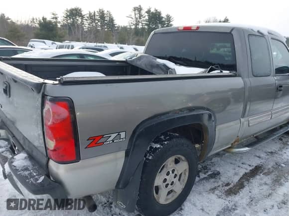 2007 Chevrolet Silverado 1500 LT3 z VIN 1GCEK19B07Z110496, wystawiony jako IAAI lot #41549221 z przebiegiem 184 604 mil mil oraz . Historia ofert i sprzedaży dostępna na DreamBid. Obrazek 6.