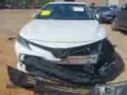 2020 Toyota Camry LE z VIN 4T1L11AK2LU999293, wystawiony jako IAAI lot #43202655 z przebiegiem 52 070 mil mil oraz . Historia ofert i sprzedaży dostępna na DreamBid. Obrazek 12.