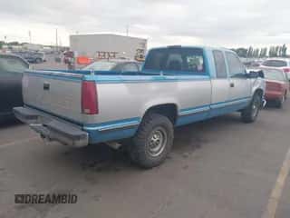 1995 Chevrolet Silverado 2500 z VIN 1GCGC29F8SE266218, wystawiony jako IAAI lot #43015043 z przebiegiem 365 363 mil mil oraz . Historia ofert i sprzedaży dostępna na DreamBid. Obrazek 4.