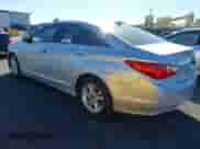 2013 Hyundai Sonata GLS z VIN 5NPEB4AC3DH681294, wystawiony jako IAAI lot #43496334 z przebiegiem 103 263 mil mil oraz . Historia ofert i sprzedaży dostępna na DreamBid. Obrazek 3.