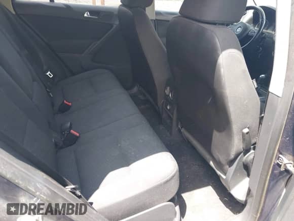 2013 Volkswagen Tiguan SE z VIN WVGAV3AX1DW560501, wystawiony jako IAAI lot #42287579 z przebiegiem 180 367 mil mil oraz . Historia ofert i sprzedaży dostępna na DreamBid. Obrazek 8.