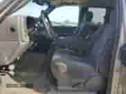 2006 Chevrolet Silverado 1500 Work Truck z VIN 1GCEC19VX6Z214600, wystawiony jako Copart lot #70415005 z przebiegiem 254 222 mil mil oraz Czysty tytuł • Clean title. Historia ofert i sprzedaży dostępna na DreamBid. Obrazek 7.